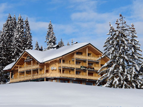 hôtel Les Sapins La Croix Fry Manigod hotel 25 chambres situé sur les pistes de ski de la Croix Fry au coeur du massif des Aravis