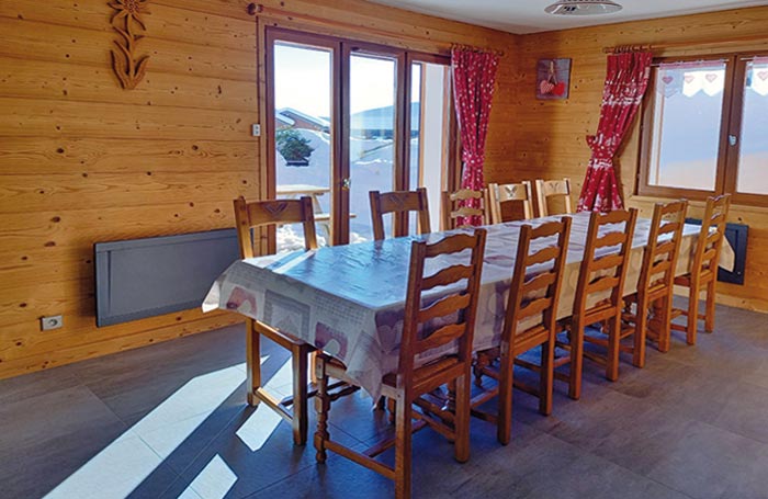 Salle à manger table familiale location chalet Manigod avec cuisine américaine